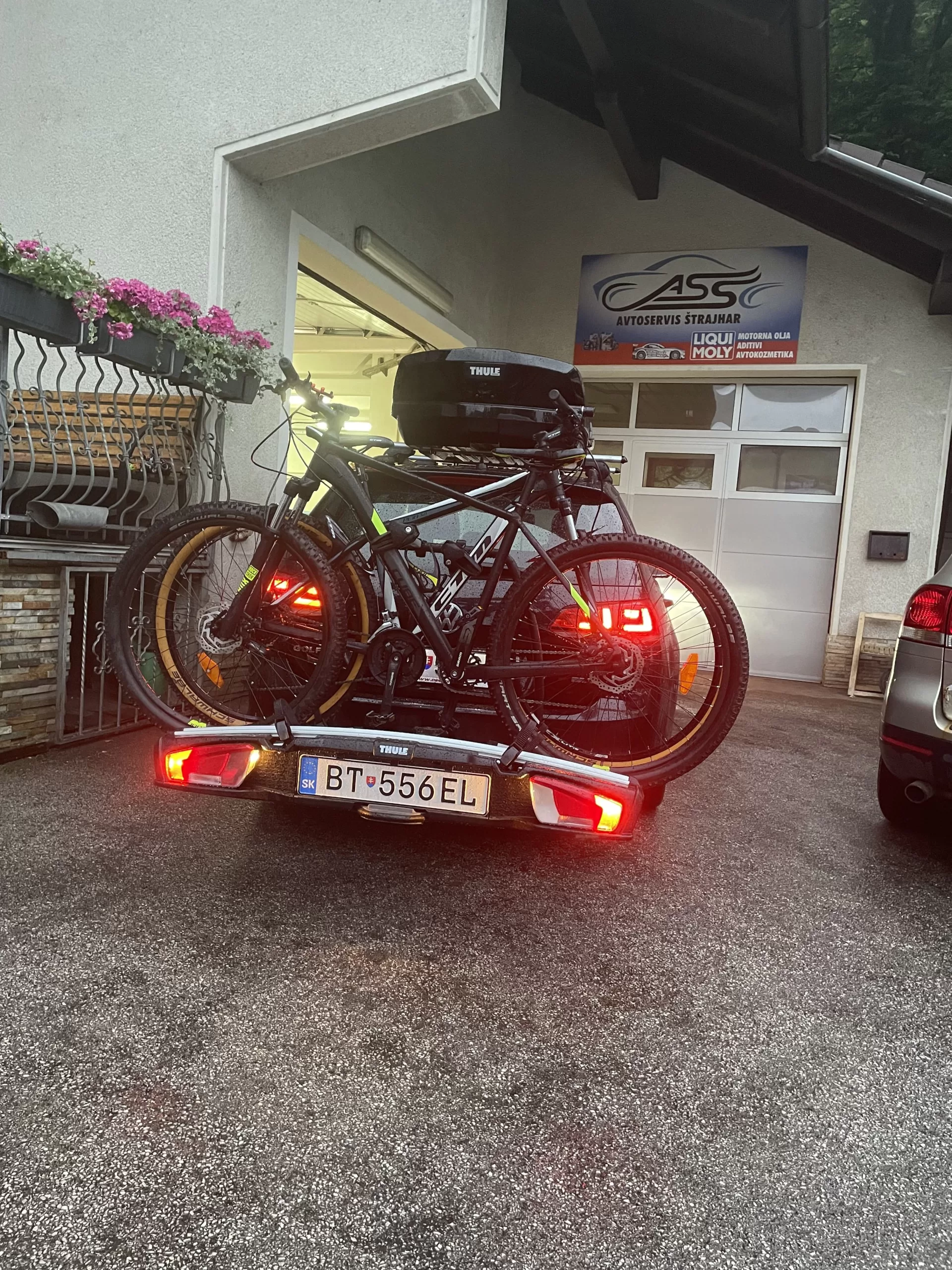 Nosič na bicykle na ťažné je celkom oštara, keď ním potrebujete manévrovať v stiesnených priestoroch. Nehanbite sa niekoho požiadať o pomoc, ak nemáte pri manévri istotu :)